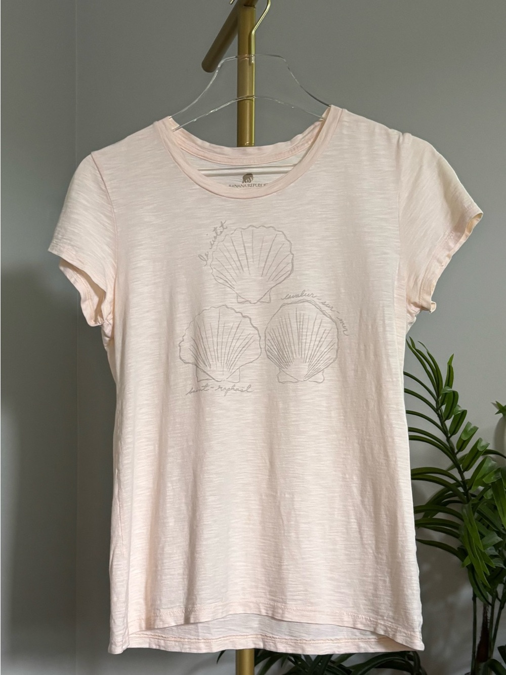 Banana Republic French Beach Shell Tee🌺